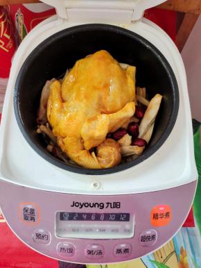 把电饭煲内胆底下的水擦拭干净，放入电饭煲中！