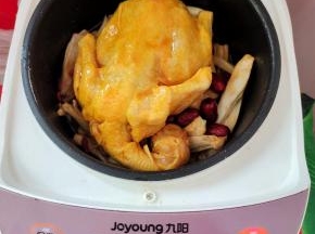 把电饭煲内胆底下的水擦拭干净，放入电饭煲中！