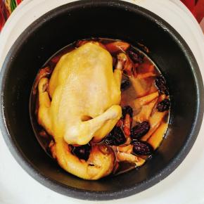 一锅营养又美味的电饭煲版盐焗鸡就大功告成啦！