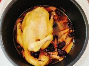 一锅营养又美味的电饭煲版盐焗鸡就大功告成啦！