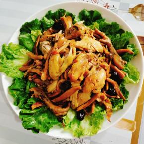 把生菜垫在盘子上，鸡肉撕成条状，和杏鲍菇一起装在盘子里，淋上汤汁儿，开吃吧！