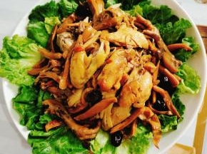 把生菜垫在盘子上，鸡肉撕成条状，和杏鲍菇一起装在盘子里，淋上汤汁儿，开吃吧！