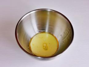 玉米油与牛奶混合均匀。