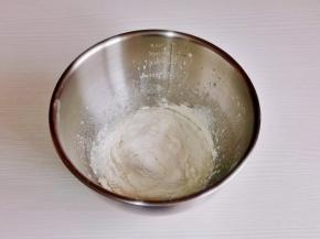 筛入低筋面粉。