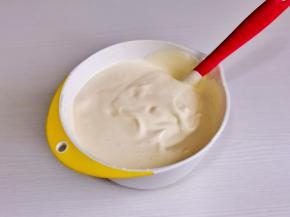 最后将蛋黄糊倒入蛋白霜的器具中翻拌均匀。