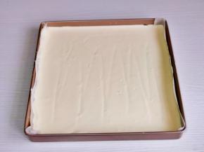 烤盘垫上油纸，倒入蛋糕糊震出气泡。