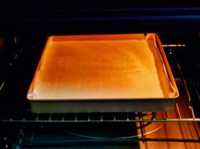 入预热好的烤箱中层，上下140度烤35分钟。