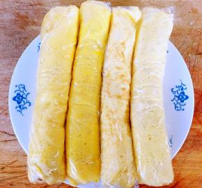 蛋饼从有猪肉馅的内侧开始卷起尽量卷的紧一些猪肉蛋卷依次卷好并包裹一层保鲜膜这样在蒸的时候不变形还不影响口感