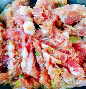 调料在猪肉馅里拌匀煨制入味一小时左右