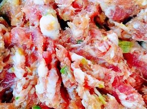 调料在猪肉馅里拌匀煨制入味一小时左右