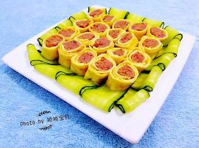 蒸好的猪肉蛋卷摘下保鲜膜凉凉切成4厘米左右的块状切好的猪肉蛋卷摆入盘中