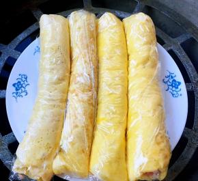 猪肉卷放入烧开水的蒸锅中大火蒸十五分钟