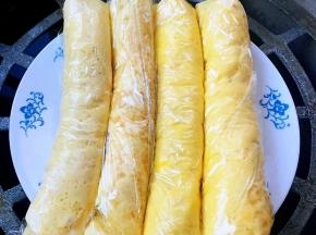 猪肉卷放入烧开水的蒸锅中大火蒸十五分钟