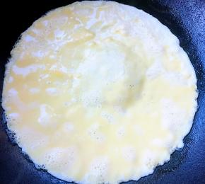 不粘锅倒入适量油在倒入蛋液一定要小火煎制