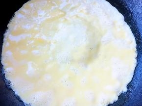 不粘锅倒入适量油在倒入蛋液一定要小火煎制