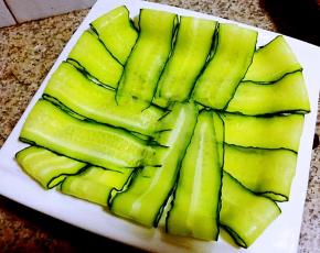 片好的黄瓜片摆入盘中