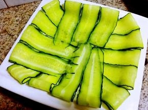 片好的黄瓜片摆入盘中