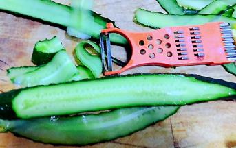 黄瓜洗净沥干水份用工具片成长条薄片