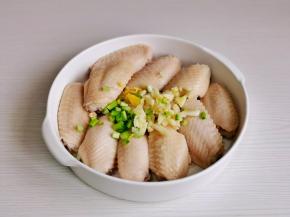 鸡翅摆入盘中，加入切好的葱姜蒜。