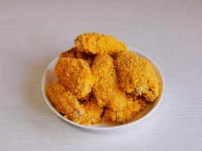 依次裹好面包糠的鸡翅。