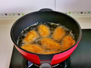 油温六成热放入鸡翅。