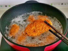 中小火炸至金黄夹出。