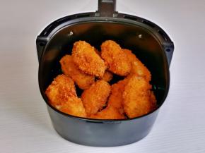 放入空气炸锅中，100度炸10分钟。（往出炸油）