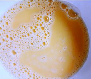 鸡蛋打散撒入少许油和淀粉搅匀