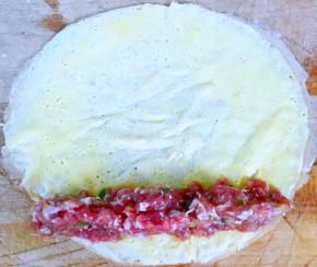 鸡蛋摊成薄饼将煨制入味的猪肉馅取适量摆在鸡蛋饼的一侧