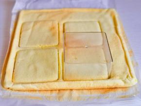 出炉后震出热气，再撕掉油纸晾凉，用盒子压出蛋糕片。