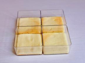 盒中先放一片蛋糕。