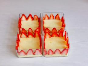 草莓洗净后切片，摆在盒子的四边。