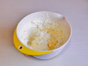 奶油中加白砂糖，电动打蛋器打发装入裱花袋中。