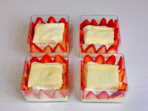 挤入奶油再放一片小一点的蛋糕片。