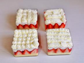 按个人喜欢挤上奶油。