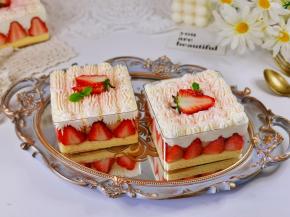 有草莓的搭配甜而不腻。