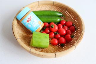 食材： 青瓜、圣女果、青萝卜、盐、花生酱。