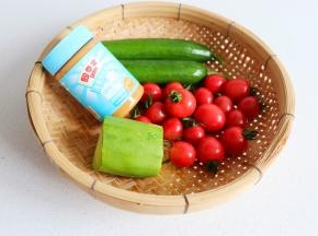 食材： 青瓜、圣女果、青萝卜、盐、花生酱。