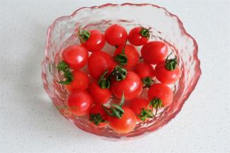 圣女果用淘米水浸泡，然后用清水清洗，青瓜、青萝卜分别用清水清洗干净，沥干水。