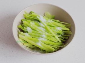 青萝卜去皮，先切薄片，再切丝，然后放盐，拌一拌，搓一搓，把萝卜水倒掉。萝卜皮其实也可以吃，特别脆甜，喜欢吃萝卜皮可以不去皮哦。