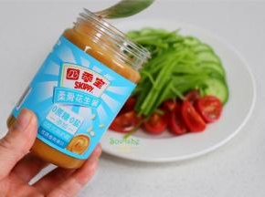 处理好的圣女果、萝卜丝、青瓜片，放入一个盘子，加2勺花生酱，搅拌均匀，就可以吃了。是不是很简单？清爽、脆甜，还有花生酱的香味。