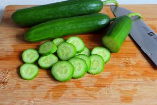 小青瓜清洗干净，切片。小青瓜是蔬菜也是水果，可以直接吃，也可以炒肉，还可以凉拌。优质的青瓜，带着花瓣或者花瓣刚刚掉落花蕾的痕迹。