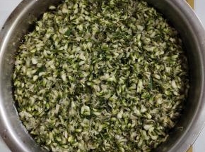 槐花在淡盐水中浸泡半个小时，再用清水清洗几遍！