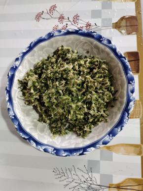 捞出，挤干水分备用！