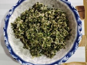 捞出，挤干水分备用！