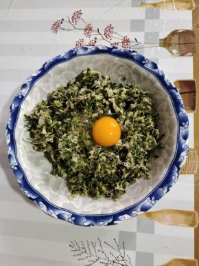 打入一个鸡蛋，抓拌均匀！