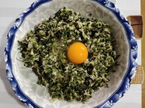 打入一个鸡蛋，抓拌均匀！