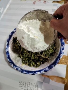 倒入适量的玉米淀粉！（根据自己的槐花多少，适当调整用量！）