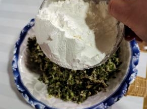 倒入适量的玉米淀粉！（根据自己的槐花多少，适当调整用量！）