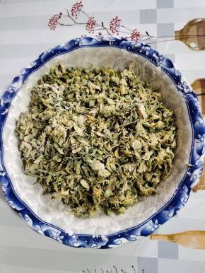 抓拌均匀，让每一个槐花都均匀的裹满淀粉！